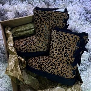 UGG BAILEY BOW BROWN LEOPARD PRINT